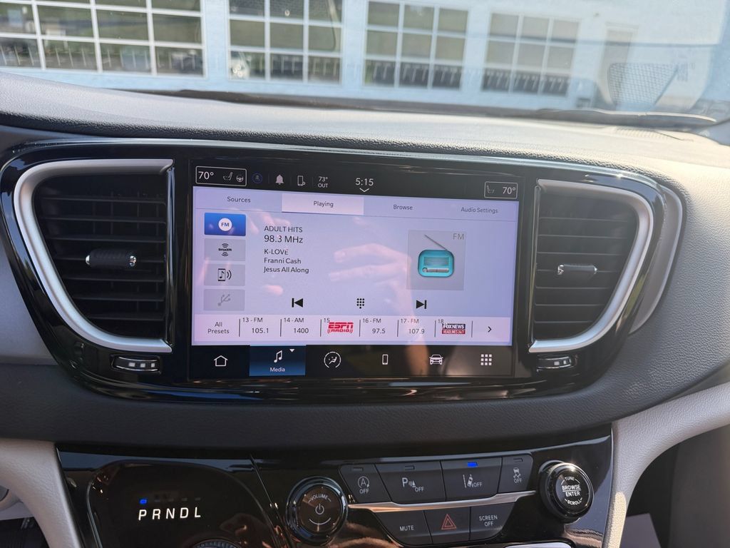Used 2023 Chrysler Pacifica Touring-L FWD image 17