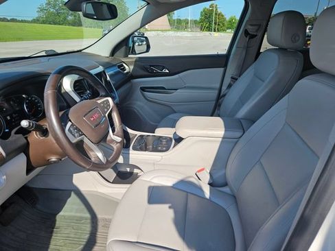 Used 2023 GMC Acadia SLT w/ Preferred Package FWD image 9