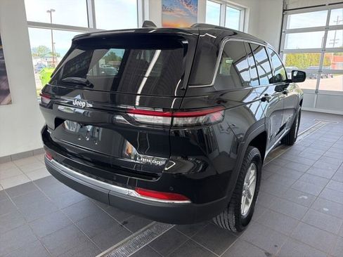 Used 2024 Jeep Grand Cherokee Laredo AWD/4WD image 5