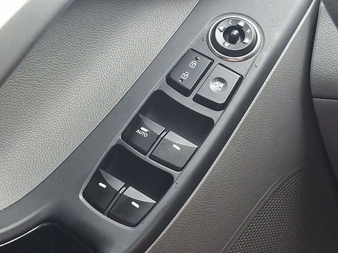Used 2016 Hyundai Elantra SE FWD image 18