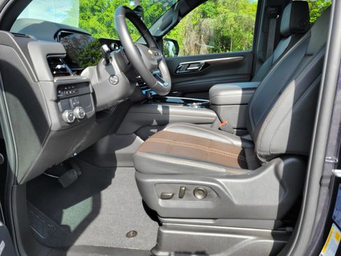 Certified 2025 Chevrolet Suburban High Country image 40