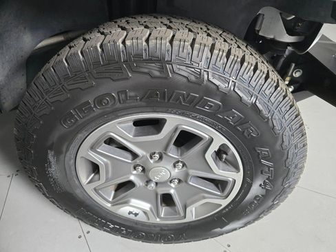 Used 2017 Jeep Wrangler Unlimited Rubicon w/ Connectivity Group image 12