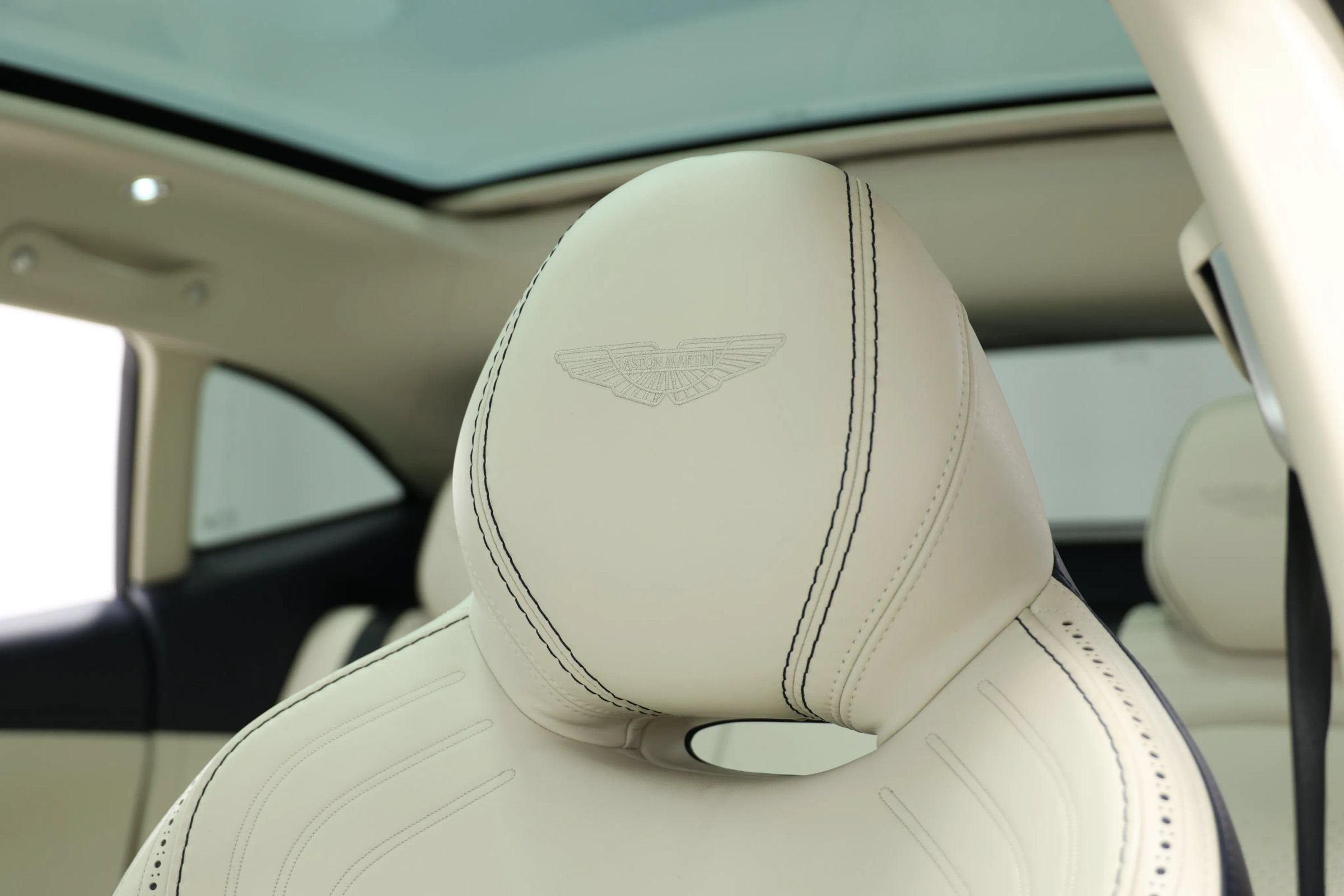 Used 2021 Aston Martin DBX AWD/4WD image 18