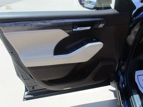 Used 2020 Toyota Highlander Limited image 20