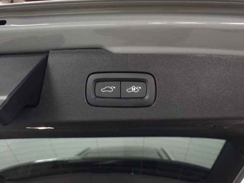 Used 2025 Volvo V60 B5 Cross Country Plus image 10