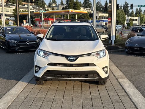 Used 2018 Toyota RAV4 XLE AWD/4WD image 2