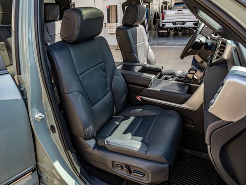 Used 2025 Toyota Tundra Platinum AWD/4WD image 33