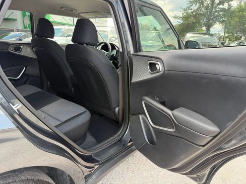 Used 2025 Kia Soul LX w/ LX Technology Package FWD image 15