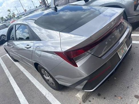 Certified 2025 Hyundai Elantra SE image 9