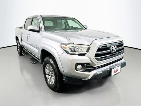 Used 2017 Toyota Tacoma SR5 w/ Tow Package RWD image 3