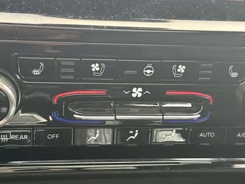 Used 2022 Jeep Grand Cherokee Overland w/ Luxury Tech Group IV image 26