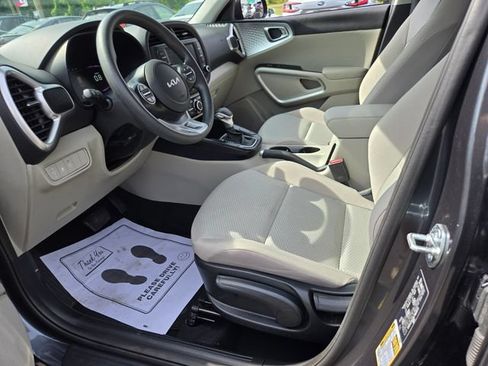 Used 2025 Kia Soul LX w/ LX Technology Package FWD image 10
