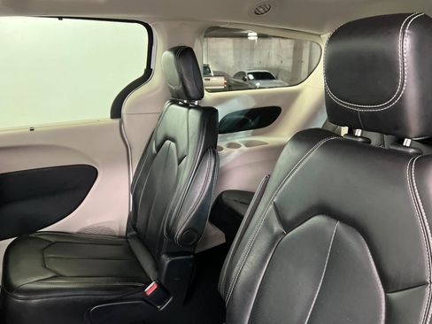 Used 2024 Chrysler Pacifica Touring-L FWD image 20