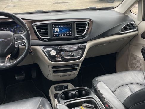 Used 2018 Chrysler Pacifica Touring-L FWD image 5