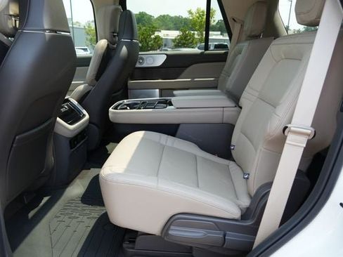 Used 2024 Lincoln Navigator Reserve AWD/4WD image 18