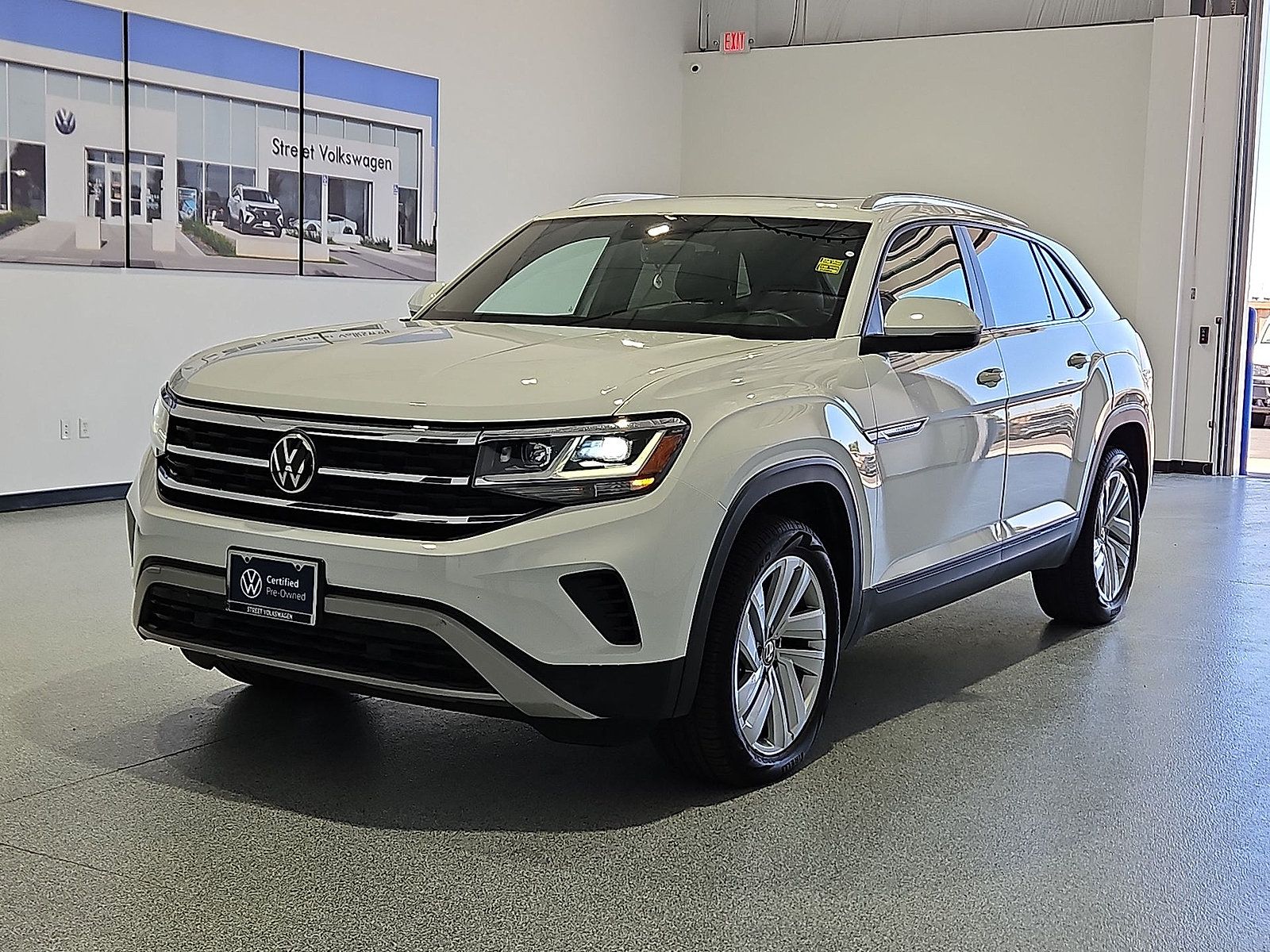 Certified 2023 Volkswagen Atlas Cross Sport SE w/ Panoramic Sunroof Package FWD image 4