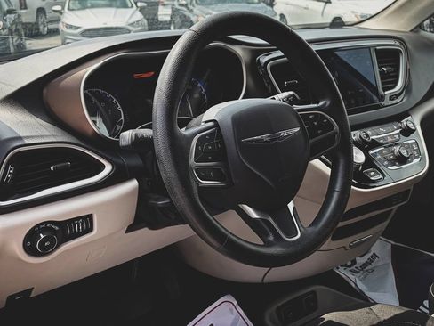 Used 2019 Chrysler Pacifica Touring Plus w/ Tire & Wheel Group FWD image 2