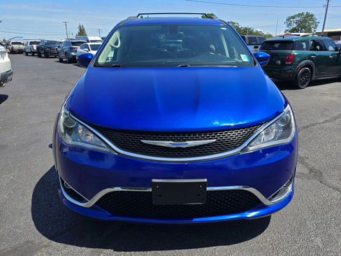 Used 2018 Chrysler Pacifica Touring-L FWD image 8