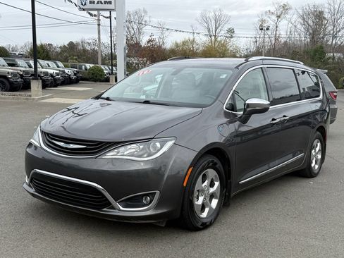 Used 2018 Chrysler Pacifica Limited image 8