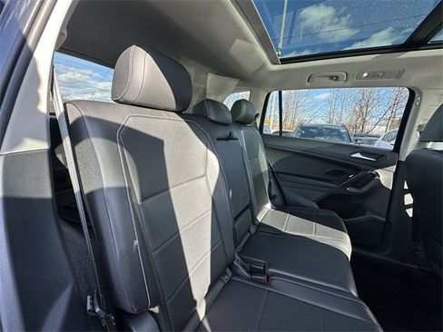 Used 2021 Volkswagen Tiguan SE image 37