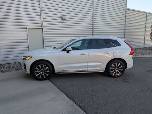 Used 2023 Volvo XC60 B5 Plus image 2