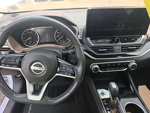 Used 2023 Nissan Altima 2.5 SR w/ SR Premium Package FWD image 2
