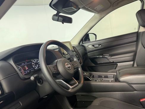 Used 2024 Nissan Pathfinder S image 19
