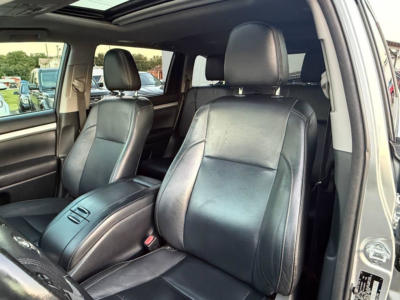 Used 2017 Toyota Highlander XLE AWD/4WD image 18