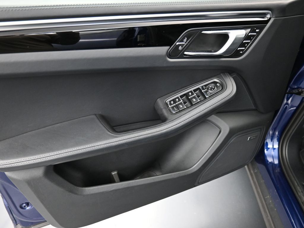 Certified 2024 Porsche Macan AWD/4WD image 22