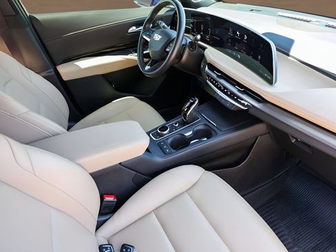 Used 2024 Cadillac XT4 Luxury w/ LPO, Floor Liner Package FWD image 29
