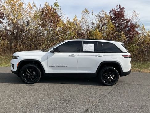Used 2023 Jeep Grand Cherokee Altitude image 29