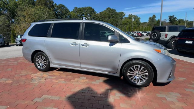 Used 2019 Toyota Sienna XLE Premium FWD image 4