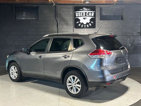 Used 2015 Nissan Rogue SV image 3