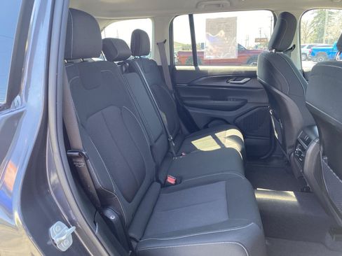 Used 2023 Jeep Grand Cherokee Laredo AWD/4WD image 34