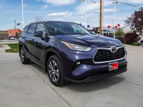 Certified 2025 Toyota Highlander XLE AWD/4WD image 2