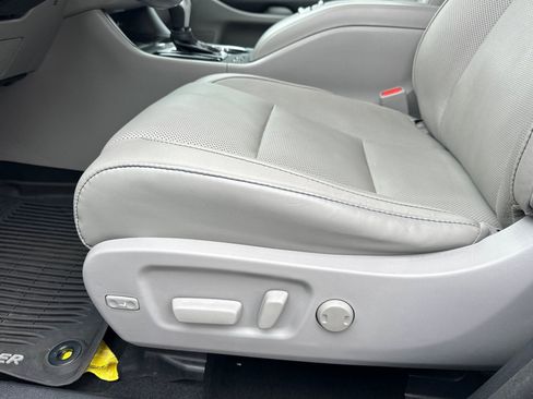 Used 2017 Toyota Highlander Limited image 14