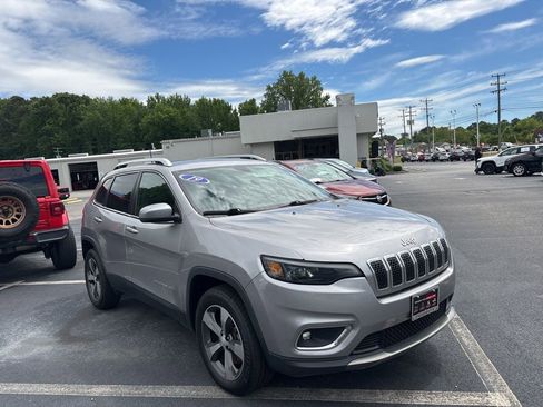 Used 2019 Jeep Cherokee Limited AWD/4WD image 2