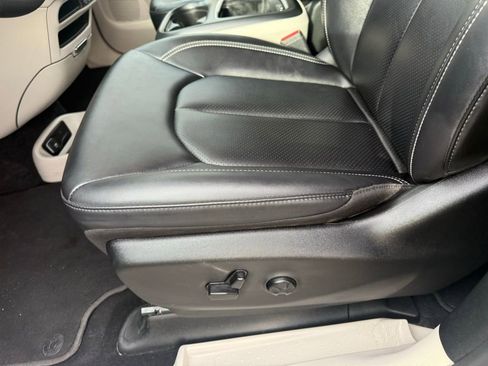Used 2024 Chrysler Pacifica Touring-L image 15