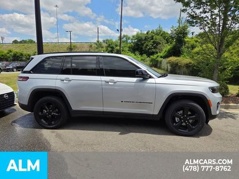 Used 2024 Jeep Grand Cherokee Altitude RWD image 23