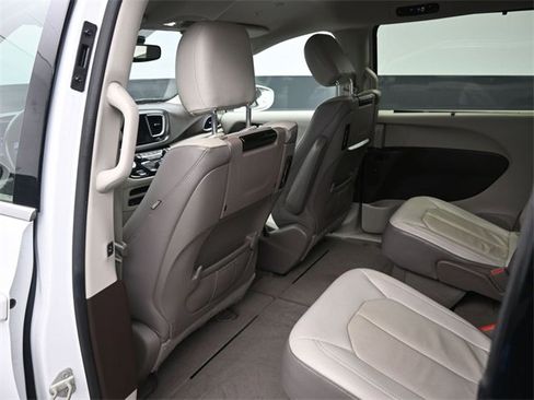 Used 2019 Chrysler Pacifica Touring-L Plus w/ Advanced Safetytec Group image 14