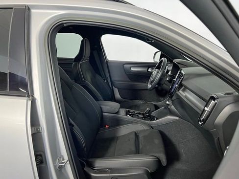 Used 2024 Volvo XC40 B5 Plus image 29