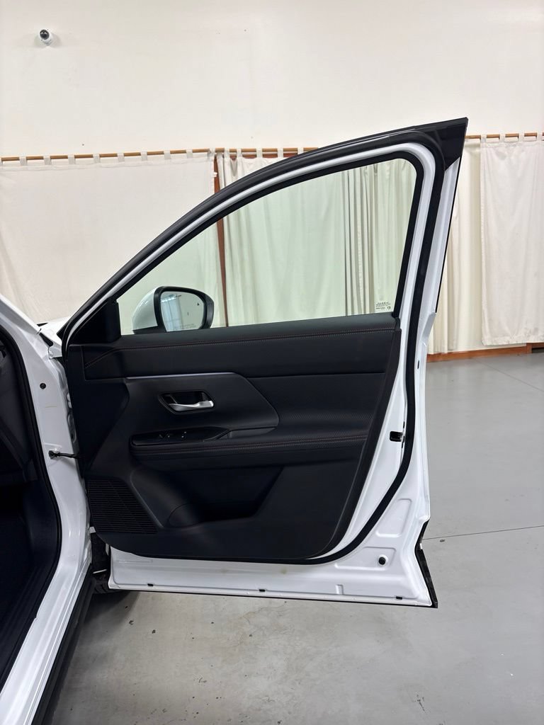 Used 2025 Nissan Kicks SR FWD image 25