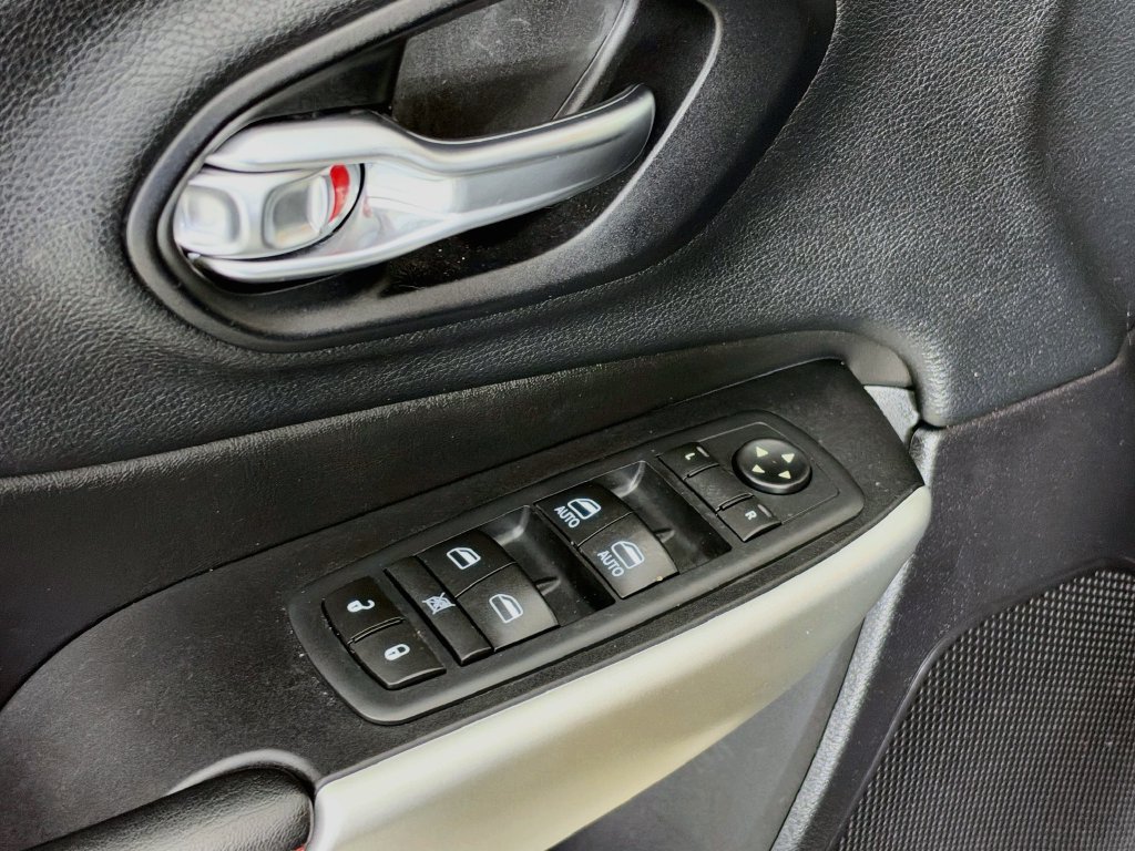 Used 2017 Jeep Cherokee Trailhawk AWD/4WD image 19