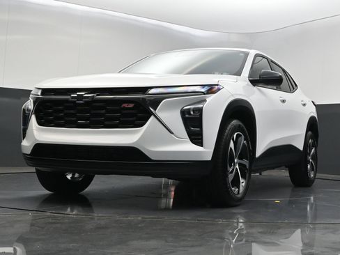 Certified 2025 Chevrolet Trax RS w/ Sunroof Package FWD image 36