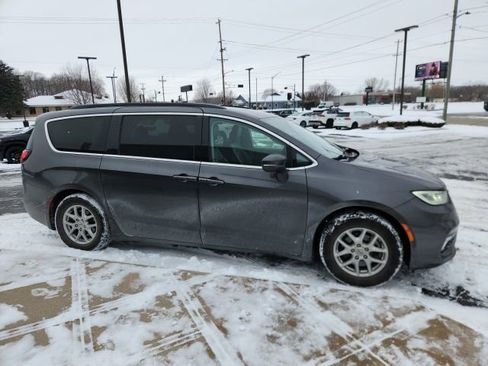 Used 2022 Chrysler Pacifica Touring-L image 3