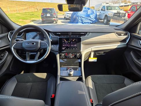 New 2025 Jeep Grand Cherokee Altitude image 16