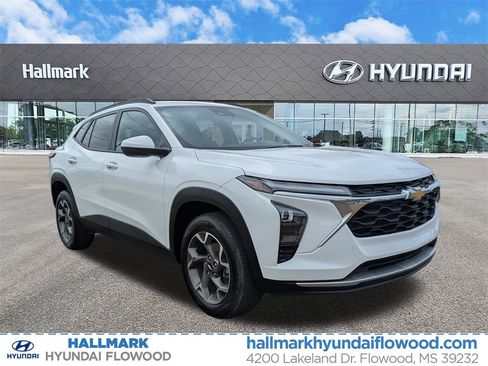 Used 2025 Chevrolet Trax LT image 1