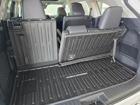 New 2026 Toyota Highlander Platinum AWD/4WD image 15
