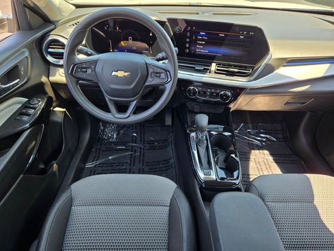 Certified 2025 Chevrolet Trax LT FWD image 17