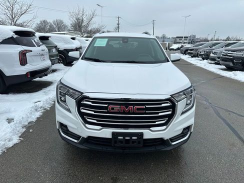 Used 2024 GMC Terrain SLT image 3